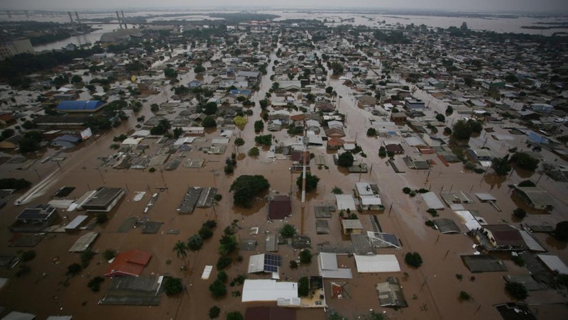Banjir melanda pusat kota Porto Alegre di Rio Grande do Sul, Brasil, Sabtu (4/5/2024). (REUTERS/Renan Mattos)