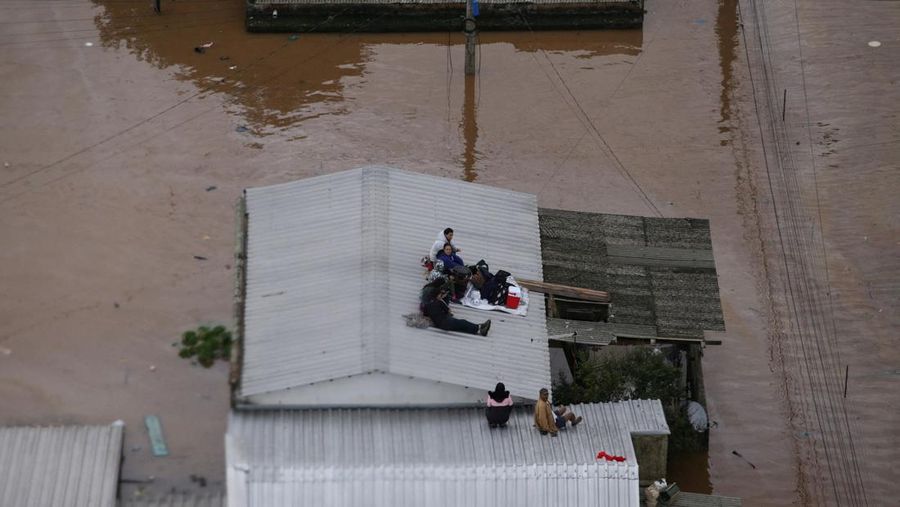 Banjir melanda pusat kota Porto Alegre di Rio Grande do Sul, Brasil, Sabtu (4/5/2024). (REUTERS/Renan Mattos)