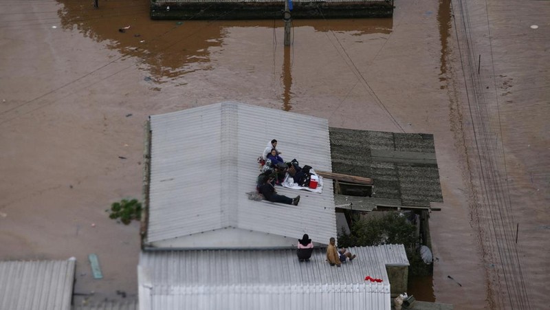 Banjir melanda pusat kota Porto Alegre di Rio Grande do Sul, Brasil, Sabtu (4/5/2024). (REUTERS/Renan Mattos)