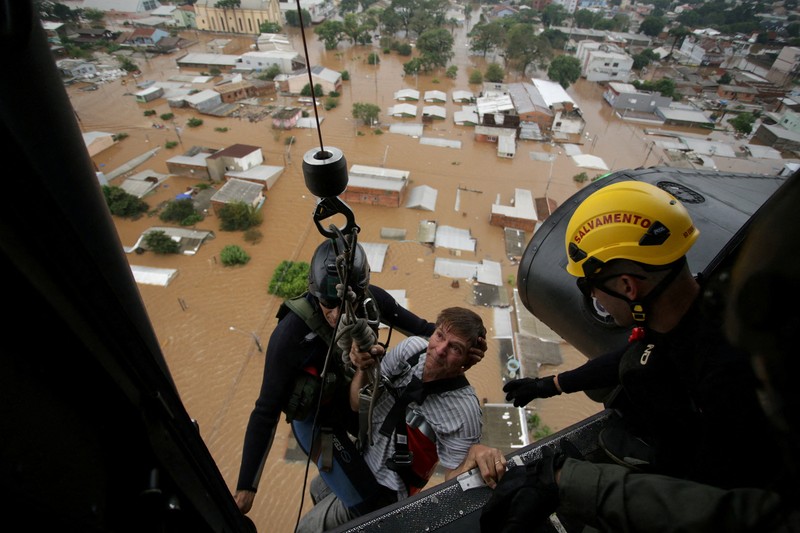 Banjir melanda pusat kota Porto Alegre di Rio Grande do Sul, Brasil, Sabtu (4/5/2024). (REUTERS/Renan Mattos) Banjir melanda pusat kota Porto Alegre di Rio Grande do Sul, Brasil, Sabtu (4/5/2024). (REUTERS/Renan Mattos)