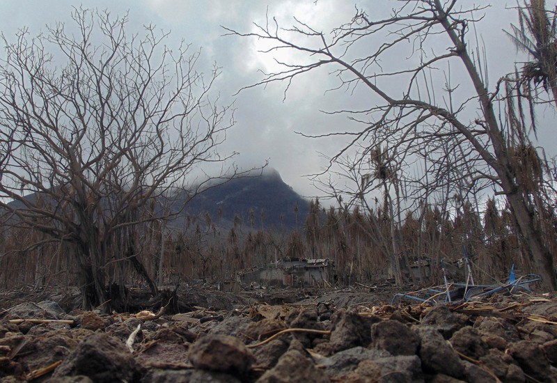 Kondisi bangunan yang rusak akibat terdampak luetusan Gunung Ruang di desa Laingpatehi, Kabupaten Kepulauan Sitaro, Provinsi Sulawesi Utara, Jumat (3/5/2024). (REUTERS/Chermanto Tjaombah)