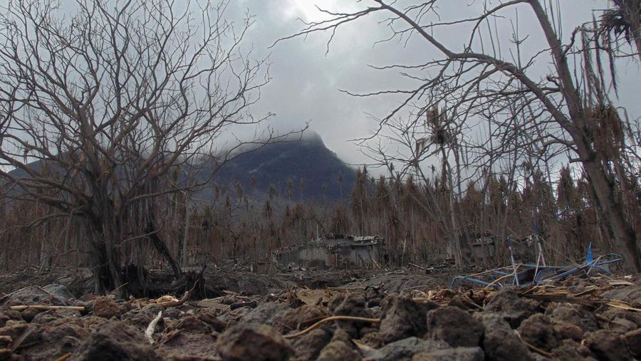 Gunung Ruang setelah letusan terlihat dari desa Laingpatehi, Kabupaten Kepulauan Sitaro, Provinsi Sulawesi Utara, Jumat (3/5/2024). (REUTERS/Chermanto Tjaombah)