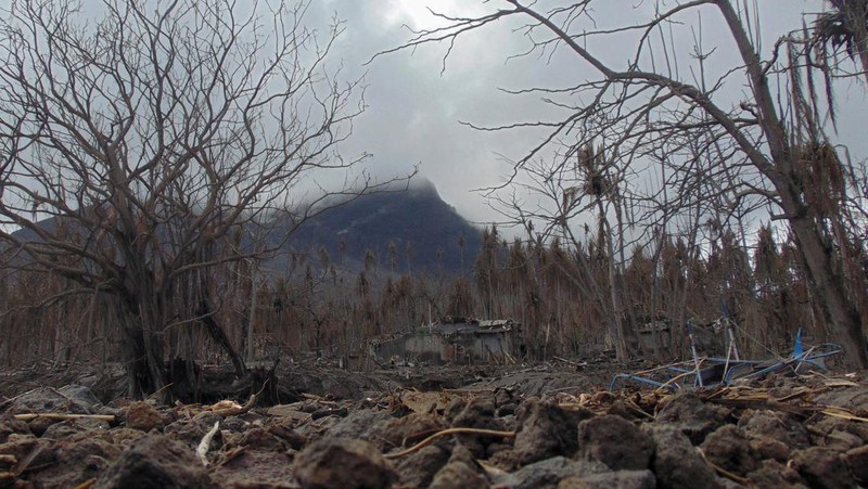 Kondisi bangunan yang rusak akibat terdampak luetusan Gunung Ruang di desa Laingpatehi, Kabupaten Kepulauan Sitaro, Provinsi Sulawesi Utara, Jumat (3/5/2024). (REUTERS/Chermanto Tjaombah)