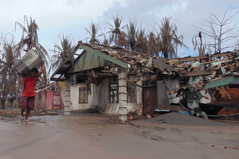 Kondisi bangunan yang rusak akibat terdampak luetusan Gunung Ruang di desa Laingpatehi, Kabupaten Kepulauan Sitaro, Provinsi Sulawesi Utara, Jumat (3/5/2024). (REUTERS/Chermanto Tjaombah) Kondisi bangunan yang rusak akibat terdampak luetusan Gunung Ruang di desa Laingpatehi, Kabupaten Kepulauan Sitaro, Provinsi Sulawesi Utara, Jumat (3/5/2024). (REUTERS/Chermanto Tjaombah)