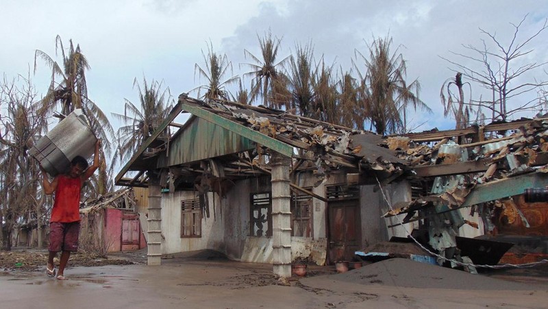 Kondisi bangunan yang rusak akibat terdampak luetusan Gunung Ruang di desa Laingpatehi, Kabupaten Kepulauan Sitaro, Provinsi Sulawesi Utara, Jumat (3/5/2024). (REUTERS/Chermanto Tjaombah)