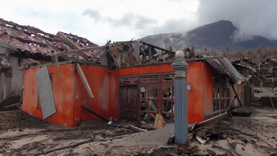 Kondisi bangunan yang rusak akibat terdampak luetusan Gunung Ruang di desa Laingpatehi, Kabupaten Kepulauan Sitaro, Provinsi Sulawesi Utara, Jumat (3/5/2024). (REUTERS/Chermanto Tjaombah)