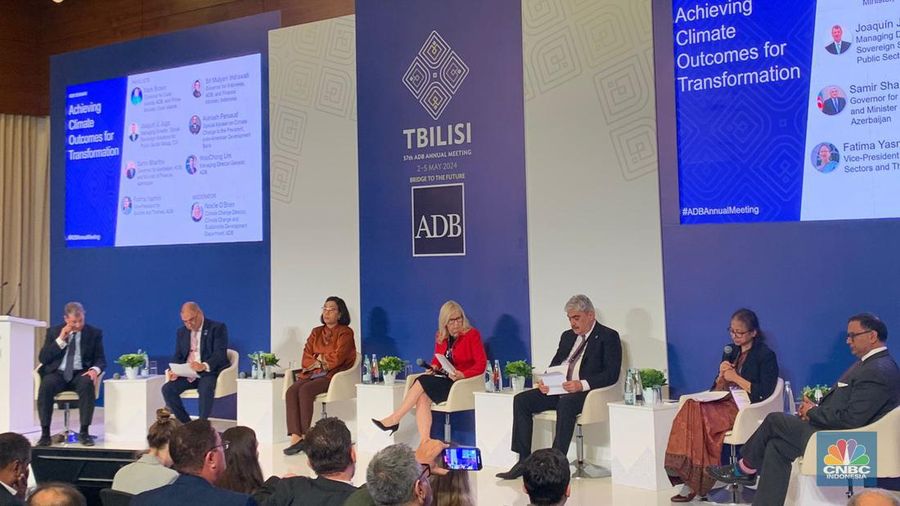 Menteri Keuangan Sri Mulyani Indrawati berbicara pada acara Pertemuan Tahunan Asian Development Bank (ADB) ke-57 di Tbilisi, Georgia, Minggu (5/5/2024). (CNBC Indonesia/Maikel Jefriando)