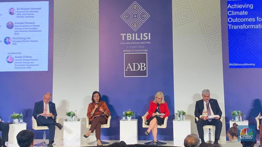 Menteri Keuangan Sri Mulyani Indrawati berbicara pada acara Pertemuan Tahunan Asian Development Bank (ADB) ke-57 di Tbilisi, Georgia, Minggu (5/5/2024). (CNBC Indonesia/Maikel Jefriando)