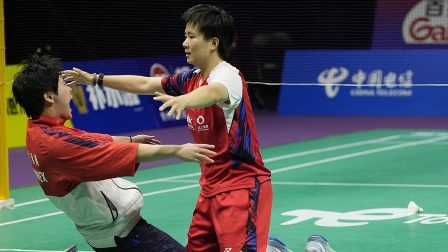 Pebulutangkis China, He Bing Jiao melakukan selebrasi usai mengalahkan pebulutangkis Indonesi, Ester Nurumi Tri Wardoyo pada final Uber Cup di Chengdu, Provinsi Sichuan, China Minggu (5/5/2024). (AP Photo/ Ng Han Guan)