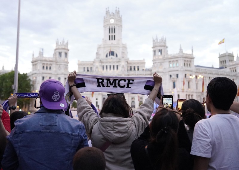 Pendukung klub Real Madrid merayakan gelar juara liga Spanyol di kota Madrid, Spanyol, Sabtu (4/5/2024). (REUTERS/Ana Beltran) Pendukung klub Real Madrid merayakan gelar juara liga Spanyol di kota Madrid, Spanyol, Sabtu (4/5/2024). (REUTERS/Ana Beltran)