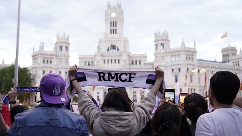 Pendukung klub Real Madrid merayakan gelar juara liga Spanyol di kota Madrid, Spanyol, Sabtu (4/5/2024). (REUTERS/Ana Beltran)