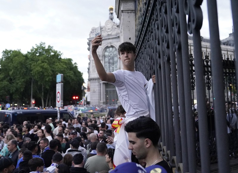 Pendukung klub Real Madrid merayakan gelar juara liga Spanyol di kota Madrid, Spanyol, Sabtu (4/5/2024). (REUTERS/Ana Beltran) Pendukung klub Real Madrid merayakan gelar juara liga Spanyol di kota Madrid, Spanyol, Sabtu (4/5/2024). (REUTERS/Ana Beltran)
