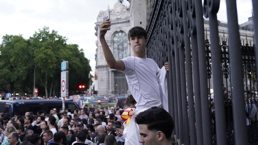 Pendukung klub Real Madrid merayakan gelar juara liga Spanyol di kota Madrid, Spanyol, Sabtu (4/5/2024). (REUTERS/Ana Beltran)