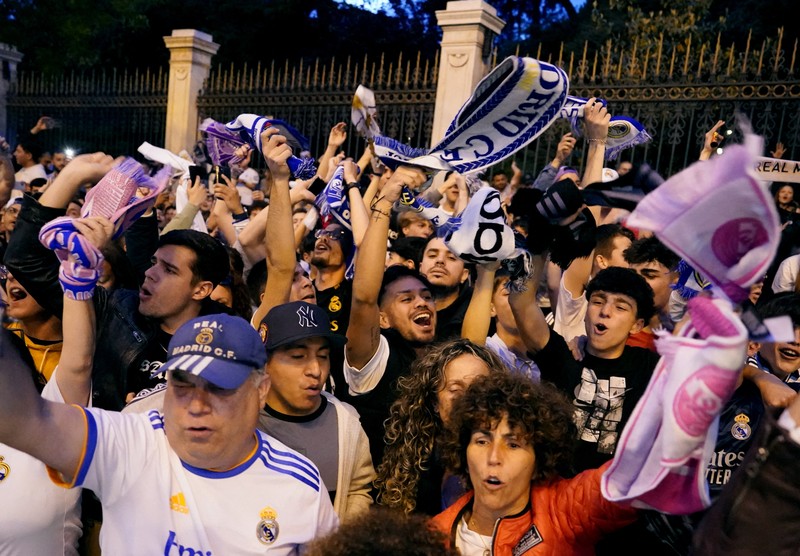 Pendukung klub Real Madrid merayakan gelar juara liga Spanyol di kota Madrid, Spanyol, Sabtu (4/5/2024). (REUTERS/Ana Beltran) Pendukung klub Real Madrid merayakan gelar juara liga Spanyol di kota Madrid, Spanyol, Sabtu (4/5/2024). (REUTERS/Ana Beltran)