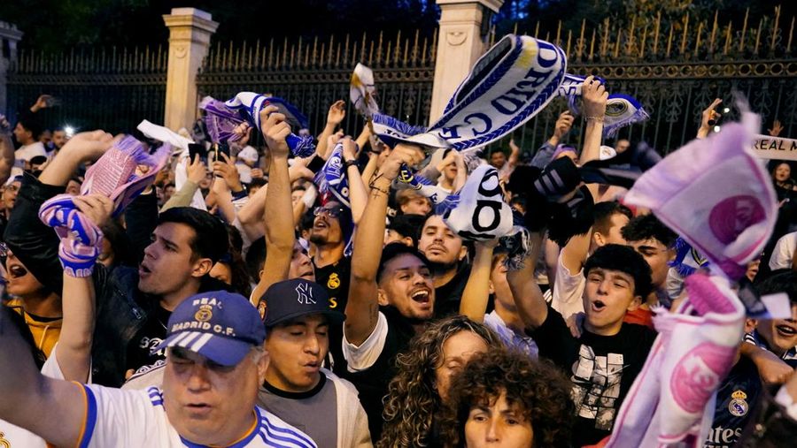 Pendukung klub Real Madrid merayakan gelar juara liga Spanyol di kota Madrid, Spanyol, Sabtu (4/5/2024). (REUTERS/Ana Beltran)