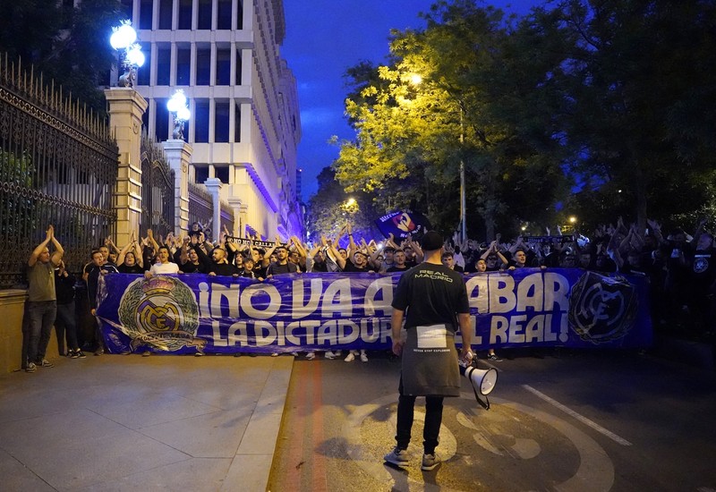 Pendukung klub Real Madrid merayakan gelar juara liga Spanyol di kota Madrid, Spanyol, Sabtu (4/5/2024). (REUTERS/Ana Beltran) Pendukung klub Real Madrid merayakan gelar juara liga Spanyol di kota Madrid, Spanyol, Sabtu (4/5/2024). (REUTERS/Ana Beltran)