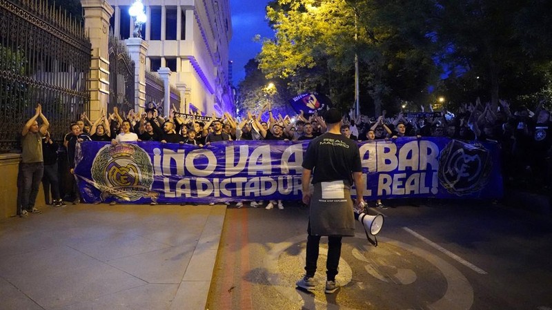 Pendukung klub Real Madrid merayakan gelar juara liga Spanyol di kota Madrid, Spanyol, Sabtu (4/5/2024). (REUTERS/Ana Beltran)