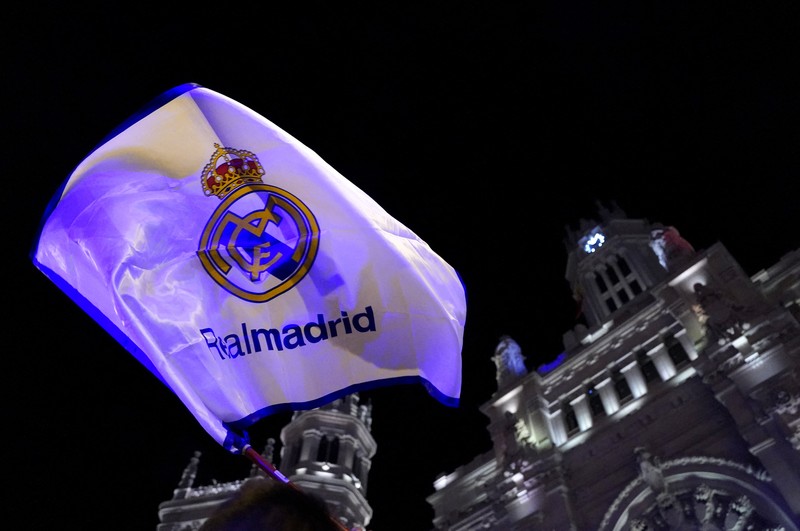 Pendukung klub Real Madrid merayakan gelar juara liga Spanyol di kota Madrid, Spanyol, Sabtu (4/5/2024). (REUTERS/Ana Beltran) Pendukung klub Real Madrid merayakan gelar juara liga Spanyol di kota Madrid, Spanyol, Sabtu (4/5/2024). (REUTERS/Ana Beltran)