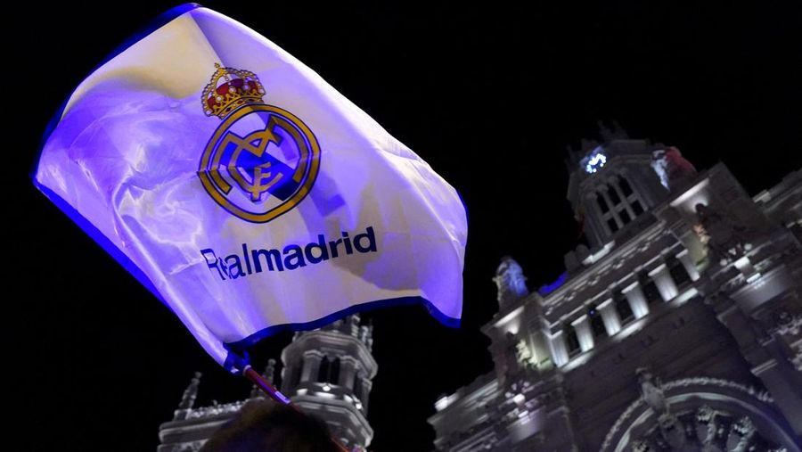 Pendukung klub Real Madrid merayakan gelar juara liga Spanyol di kota Madrid, Spanyol, Sabtu (4/5/2024). (REUTERS/Ana Beltran)