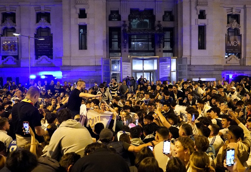 Pendukung klub Real Madrid merayakan gelar juara liga Spanyol di kota Madrid, Spanyol, Sabtu (4/5/2024). (REUTERS/Ana Beltran) Pendukung klub Real Madrid merayakan gelar juara liga Spanyol di kota Madrid, Spanyol, Sabtu (4/5/2024). (REUTERS/Ana Beltran)