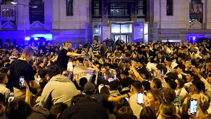 Pendukung klub Real Madrid merayakan gelar juara liga Spanyol di kota Madrid, Spanyol, Sabtu (4/5/2024). (REUTERS/Ana Beltran)