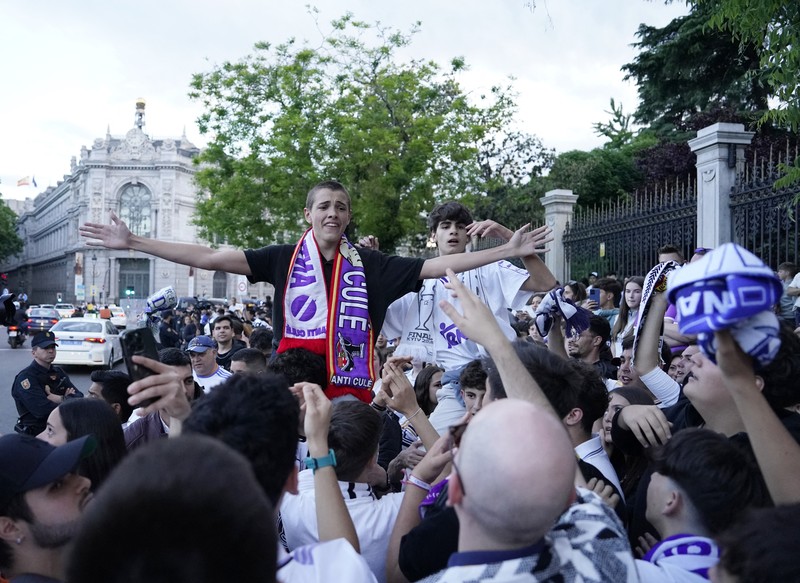 Pendukung klub Real Madrid merayakan gelar juara liga Spanyol di kota Madrid, Spanyol, Sabtu (4/5/2024). (REUTERS/Ana Beltran) Pendukung klub Real Madrid merayakan gelar juara liga Spanyol di kota Madrid, Spanyol, Sabtu (4/5/2024). (REUTERS/Ana Beltran)