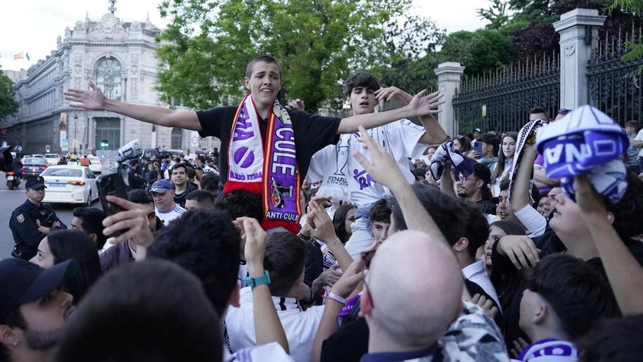 Pendukung klub Real Madrid merayakan gelar juara liga Spanyol di kota Madrid, Spanyol, Sabtu (4/5/2024). (REUTERS/Ana Beltran)