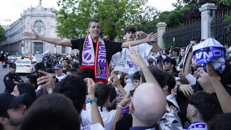 Pendukung klub Real Madrid merayakan gelar juara liga Spanyol di kota Madrid, Spanyol, Sabtu (4/5/2024). (REUTERS/Ana Beltran)
