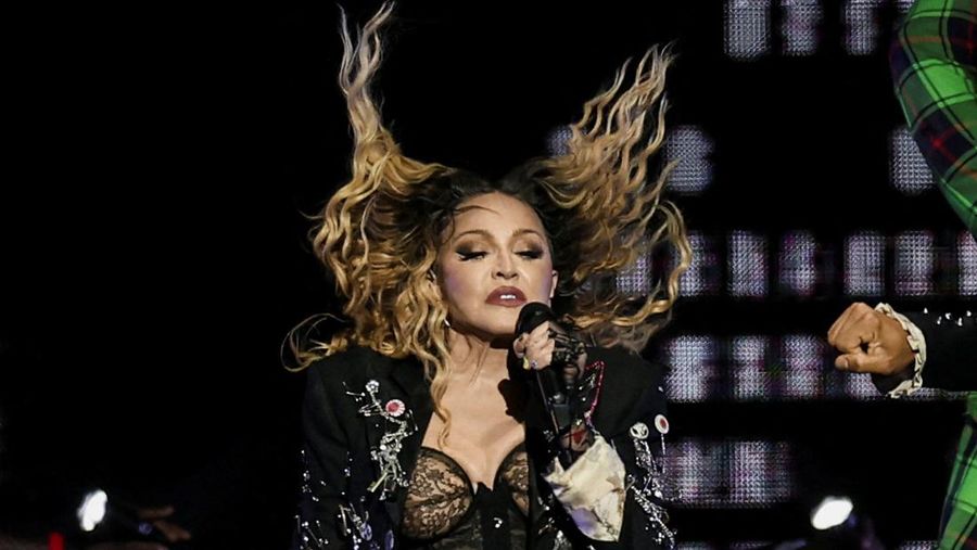 Penyanyi Madonna tampil saat konser di pantai Copacabana, Rio de Janeiro, Brasil, Sabtu (4/5/2024). (REUTERS/Pilar Olivares)