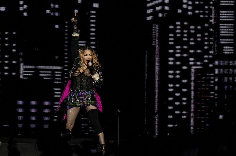 Penyanyi Madonna tampil saat konser di pantai Copacabana, Rio de Janeiro, Brasil, Sabtu (4/5/2024). (REUTERS/Pilar Olivares) Penyanyi Madonna tampil saat konser di pantai Copacabana, Rio de Janeiro, Brasil, Sabtu (4/5/2024). (REUTERS/Pilar Olivares)