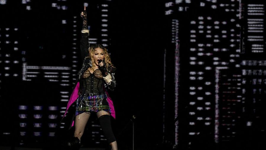 Penyanyi Madonna tampil saat konser di pantai Copacabana, Rio de Janeiro, Brasil, Sabtu (4/5/2024). (REUTERS/Pilar Olivares)