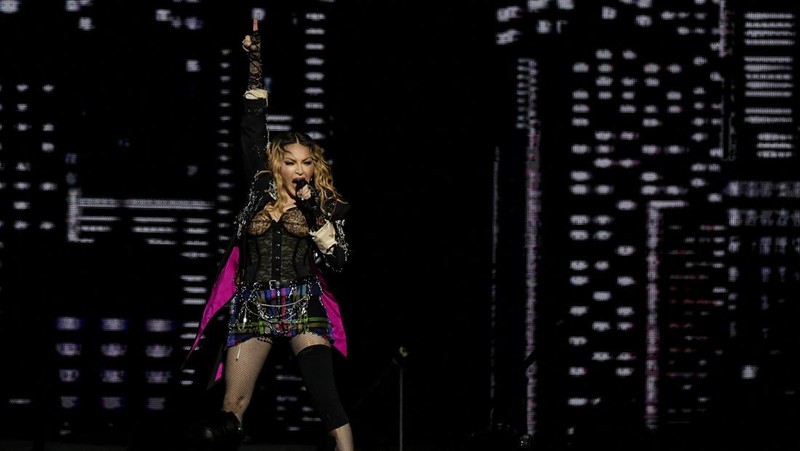 Penyanyi Madonna tampil saat konser di pantai Copacabana, Rio de Janeiro, Brasil, Sabtu (4/5/2024). (REUTERS/Pilar Olivares)