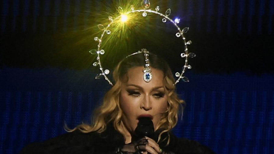 Penyanyi Madonna tampil saat konser di pantai Copacabana, Rio de Janeiro, Brasil, Sabtu (4/5/2024). (REUTERS/Pilar Olivares)