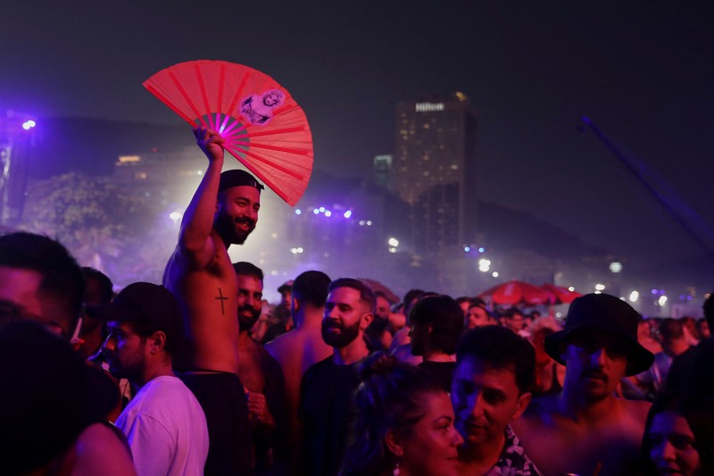 Penyanyi Madonna tampil saat konser di pantai Copacabana, Rio de Janeiro, Brasil, Sabtu (4/5/2024). (REUTERS/Pilar Olivares) Penyanyi Madonna tampil saat konser di pantai Copacabana, Rio de Janeiro, Brasil, Sabtu (4/5/2024). (REUTERS/Pilar Olivares)