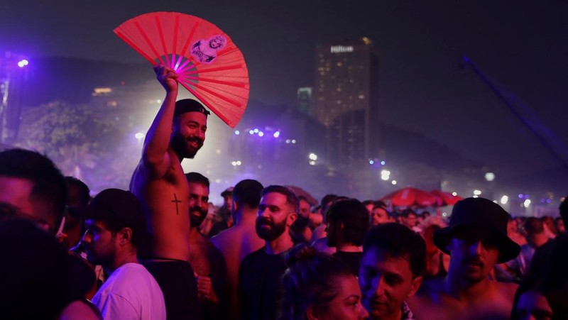 Penyanyi Madonna tampil saat konser di pantai Copacabana, Rio de Janeiro, Brasil, Sabtu (4/5/2024). (REUTERS/Pilar Olivares)