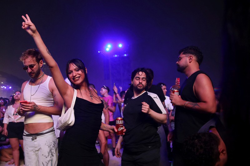 Penyanyi Madonna tampil saat konser di pantai Copacabana, Rio de Janeiro, Brasil, Sabtu (4/5/2024). (REUTERS/Pilar Olivares) Penyanyi Madonna tampil saat konser di pantai Copacabana, Rio de Janeiro, Brasil, Sabtu (4/5/2024). (REUTERS/Pilar Olivares)