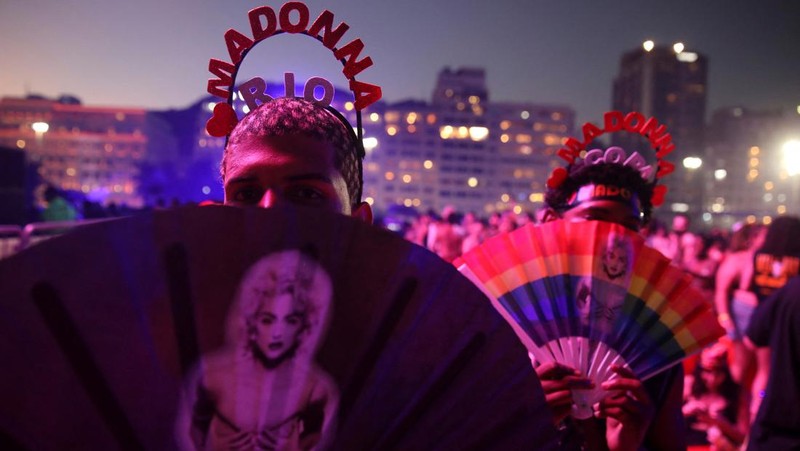 Penyanyi Madonna tampil saat konser di pantai Copacabana, Rio de Janeiro, Brasil, Sabtu (4/5/2024). (REUTERS/Pilar Olivares)