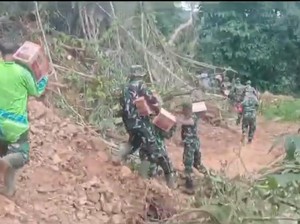 TNI Jalan Kaki 9 Km Bawa Bantuan untuk 3.000 Korban Longsor Terisolasi di Luwu