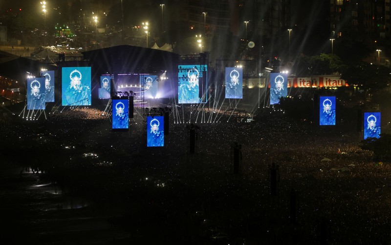 Penyanyi Madonna tampil saat konser di pantai Copacabana, Rio de Janeiro, Brasil, Sabtu (4/5/2024). (REUTERS/Pilar Olivares) Penyanyi Madonna tampil saat konser di pantai Copacabana, Rio de Janeiro, Brasil, Sabtu (4/5/2024). (REUTERS/Pilar Olivares)