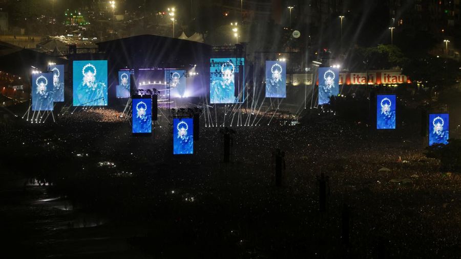 Penyanyi Madonna tampil saat konser di pantai Copacabana, Rio de Janeiro, Brasil, Sabtu (4/5/2024). (REUTERS/Pilar Olivares)