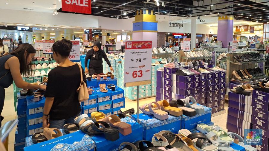 Suasana ssat berlangsungnya Full Day Sale di Transmarta Central Park, Jakarta, Minggu (5/5/2024). (CNBC Indonesia/Khoirul Anam)