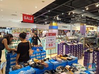 Lagi Diskon Besar, Pengunjung Berburu Sepatu di Transmart Central Park