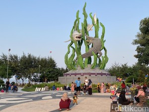 Taman Suroboyo Jadi Favorit Warga Nikmati Akhir Pekan
