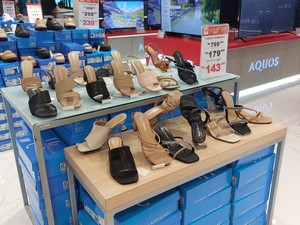 Buruan ke Transmart Full Day Sale Sekarang! Sepatu-Sandal Diobral Jadi Murah Meriah