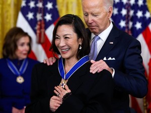 Momen Joe Biden Beri Presidential Medal of Freedom ke Michelle Yeoh