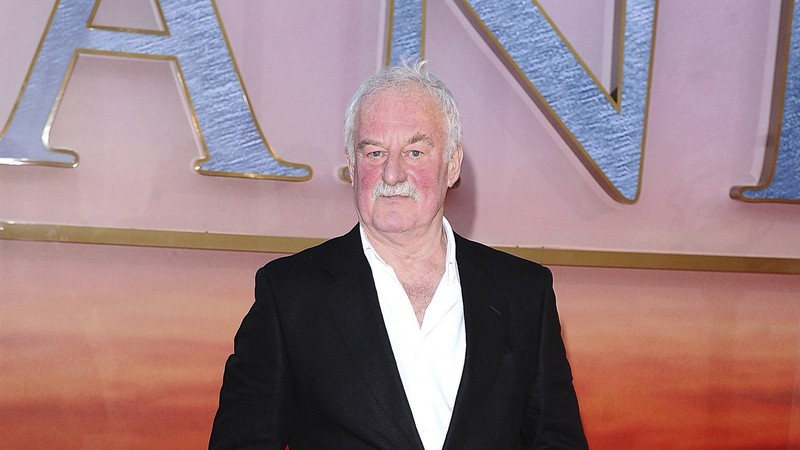 Bernard Hill (ketiga dari kanan), pemeran kapten Edward Smith dalam film Titanic tahun 1997, tercipta bersama Su Shaojun (kedua dari kanan), CEO Seven-Star Energy Investment Group (SSEG), saat konferensi pers di Hong Kong, 12 Januari 2014. (REUTERS/Tyrone Siu/File Foto)