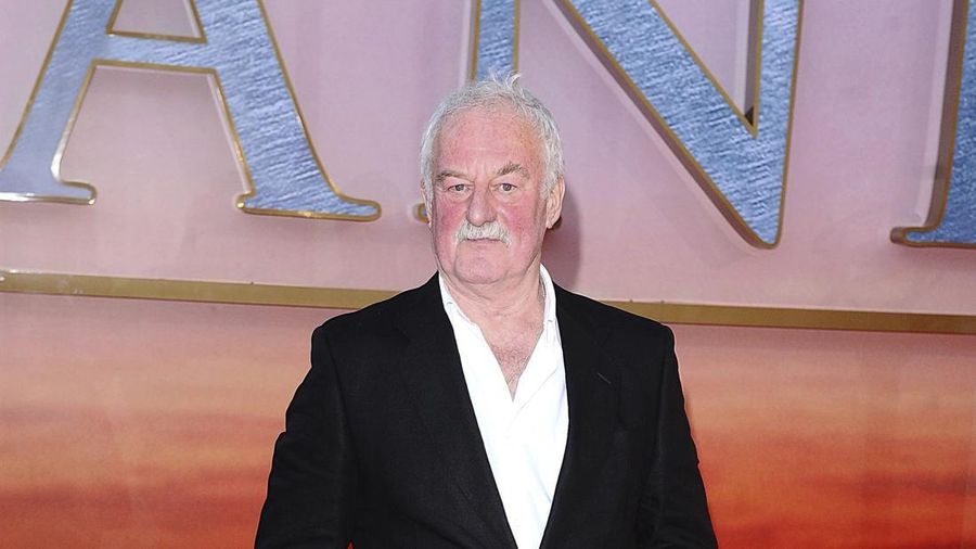 Bernard Hill (ketiga dari kanan), pemeran kapten Edward Smith dalam film Titanic tahun 1997, tercipta bersama Su Shaojun (kedua dari kanan), CEO Seven-Star Energy Investment Group (SSEG), saat konferensi pers di Hong Kong, 12 Januari 2014. (REUTERS/Tyrone Siu/File Foto)