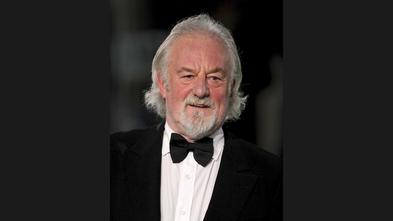 Bernard Hill (ketiga dari kanan), pemeran kapten Edward Smith dalam film Titanic tahun 1997, tercipta bersama Su Shaojun (kedua dari kanan), CEO Seven-Star Energy Investment Group (SSEG), saat konferensi pers di Hong Kong, 12 Januari 2014. (REUTERS/Tyrone Siu/File Foto)