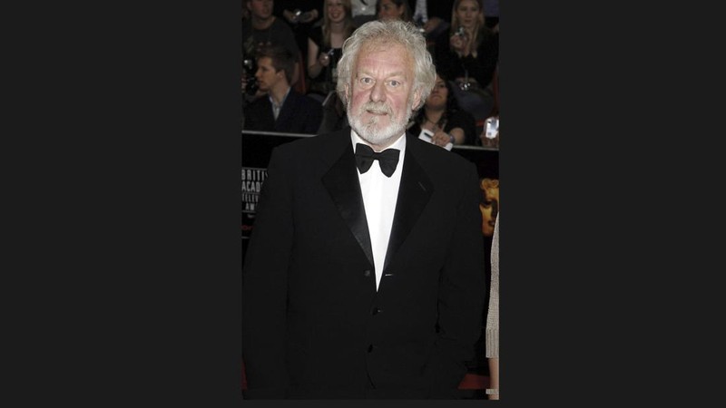 Bernard Hill (ketiga dari kanan), pemeran kapten Edward Smith dalam film Titanic tahun 1997, tercipta bersama Su Shaojun (kedua dari kanan), CEO Seven-Star Energy Investment Group (SSEG), saat konferensi pers di Hong Kong, 12 Januari 2014. (REUTERS/Tyrone Siu/File Foto)