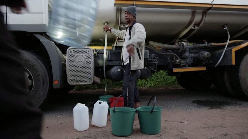 Beberapa warga terpaksa membeli air bersih karena krisis air yang melanda di Kota pesisir Durban, Afrika Selatan, pada Senin (6/5/2024). (Tangkapan Layar Video Reuters)